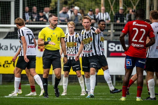 Domare Jasmin Svraka i samtal med Landskronas Adam Egnell