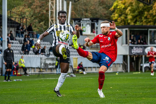 Landskronas Kofi Asare och Östers Ivan Kricak