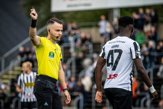Domare Jasmin Svraka i samtal med Landskronas Kofi Asare