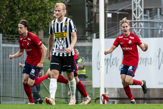 Östers Adam Herdonsson jublar