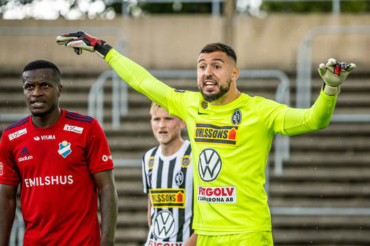 Östers Manasse Kusu och Landskronas målvakt Amr Kaddoura