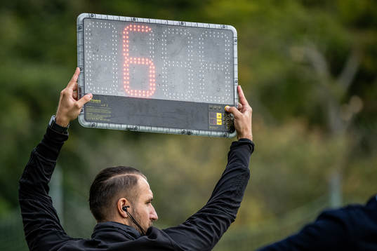 Fjärdedomare Arianit Abazi visar att det blir 6