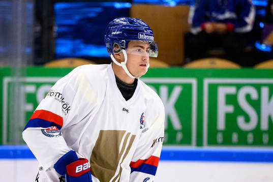 Oskarshamns Hugo Jonasson värmer upp innan ishockeymatchen