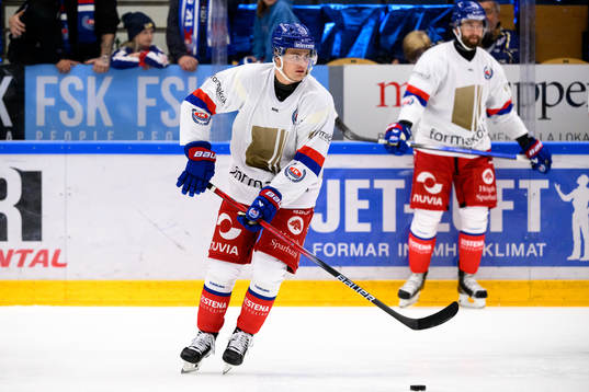 Oskarshamns Hugo Jonasson värmer upp innan ishockeymatchen