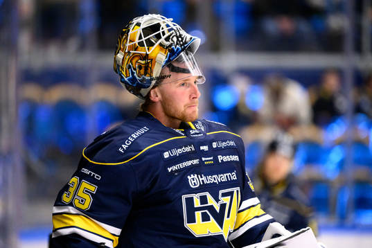 HV71s målvakt Victor Brattström värmer upp innan