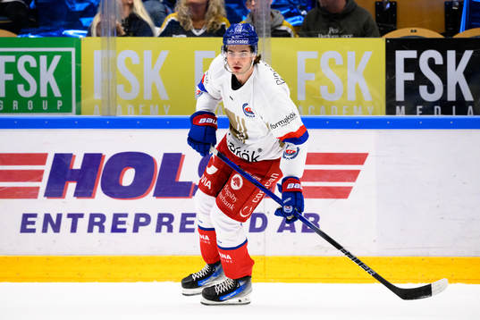 Oskarshamns Viktor Lodin värmer upp innan ishockeymatchen
