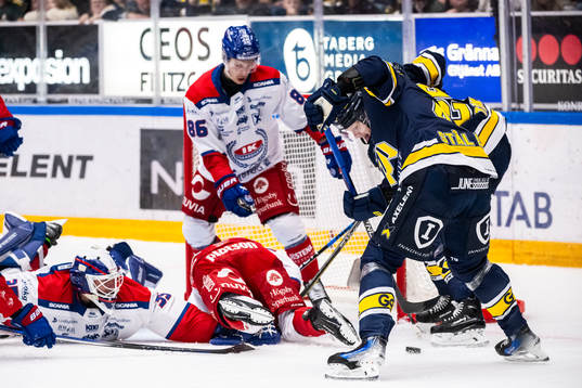 Oskarshamns målvakt Emil Kruse mot HV71s Oskar