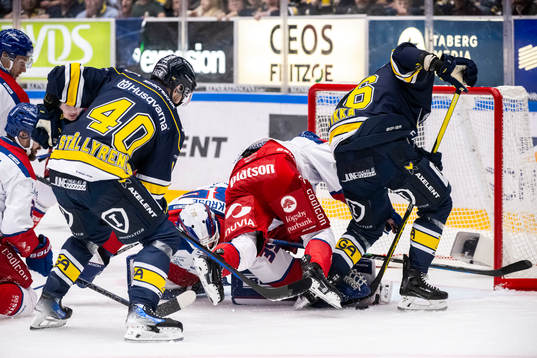 Oskarshamns målvakt Emil Kruse mot HV71s Oskar