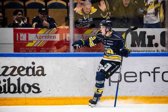 HV71s Oskar Stål-Lyrenäs jublar