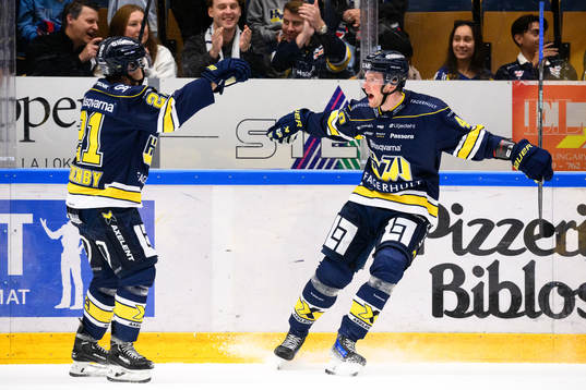 HV71s Oskar Stål-Lyrenäs jublar