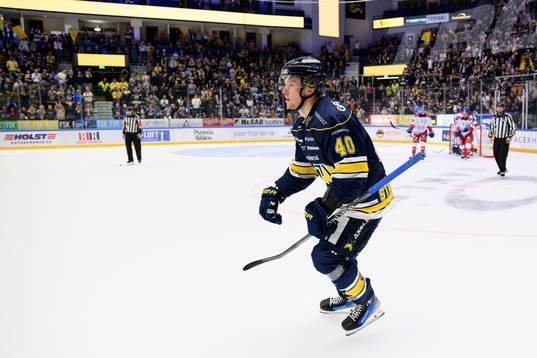 HV71s Oskar Stål-Lyrenäs jublar