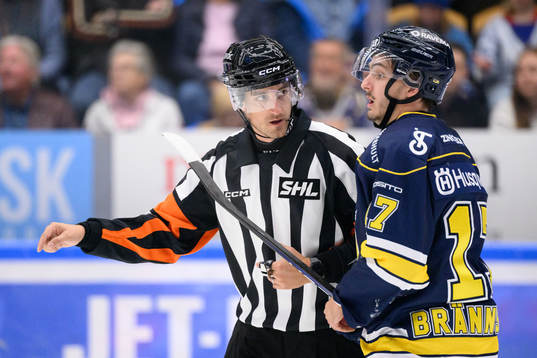 Domare Kristoffer Folkstrand pratar med HV71s Isac
