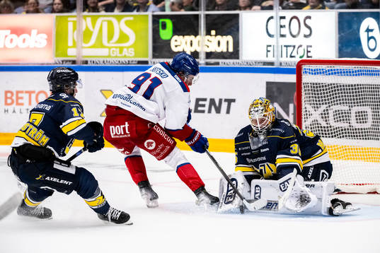 Oskarshamns Logan Hutsko och HV71s målvakt Victor