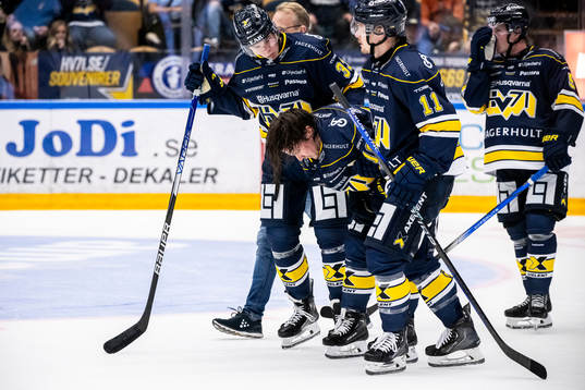 HV71s Kalle Maalahti får hjälp