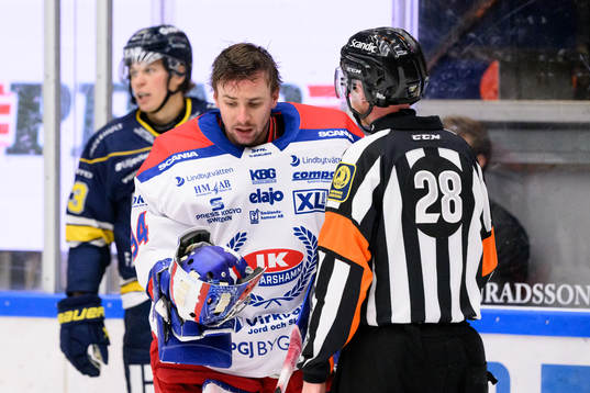 Oskarshamns målvakt Marek Langhamer pratar med domaren