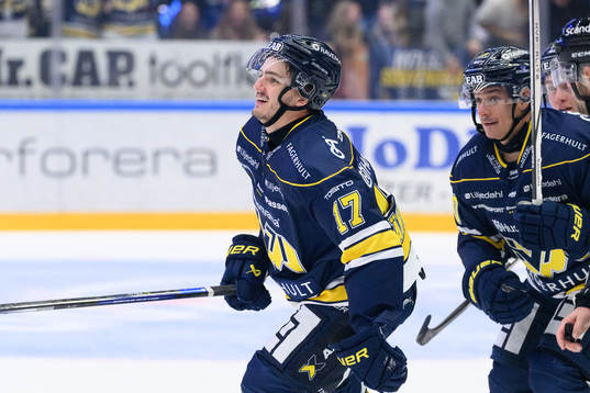 HV71s Isac Brännström jublar