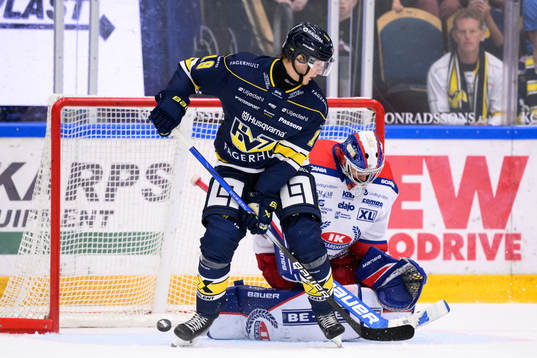 HV71s Henrik Borgström framför målvakt Marek Langhamer
