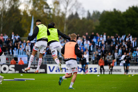 Degerfors spelare värmer upp