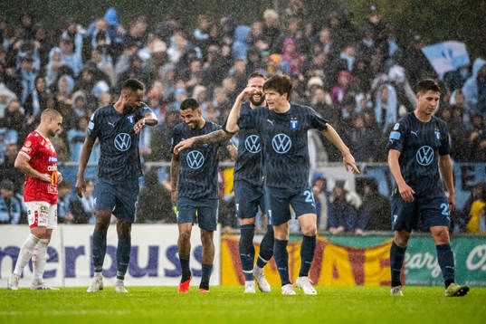 Malmö FFs Sergio Pena jublar med lagkamrater