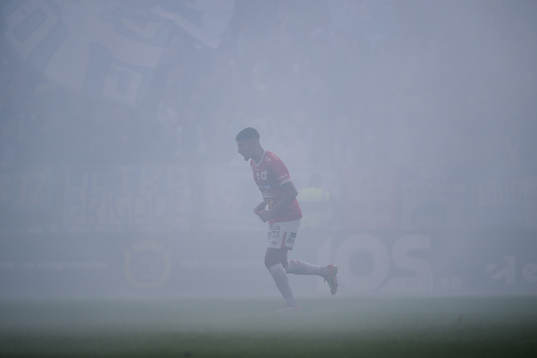 Pyroteknik avbröt matchen en kort stund