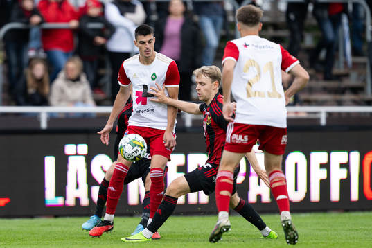 Skövde AIKs Marc Ante Tokich och Östersunds Simon Marklund