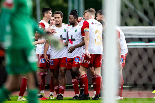 Skövdes spelare jublar med lagkamrater