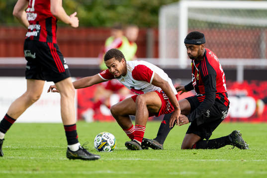 Skövde AIKs Darrell Kamdem Tibell och Östersunds Theodore