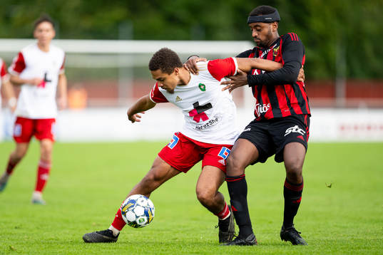 Skövde AIKs Darrell Kamdem Tibell och Östersunds Theodore