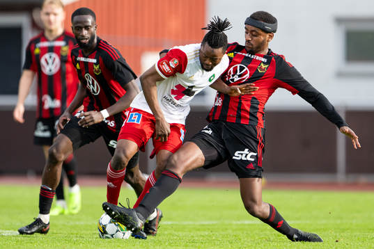 Skövde AIKs Azeez Temitope Yusuf och Östersunds Theodore