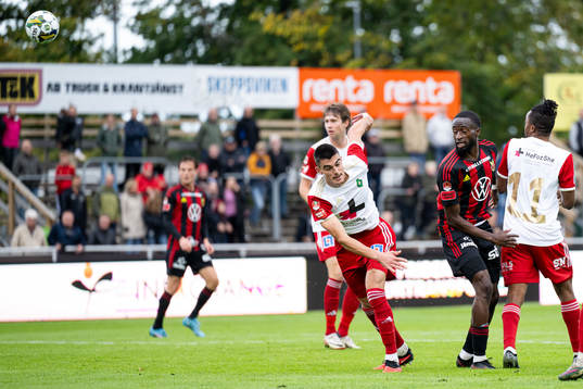 Skövde AIKs Marc Ante Tokich och Östersunds Mansour Sinyan