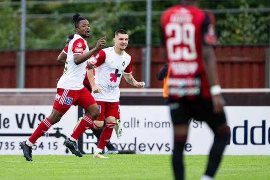 Skövde AIKs Azeez Temitope Yusuf jublar