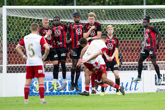 Skövde AIKs spelare täcker en frispark