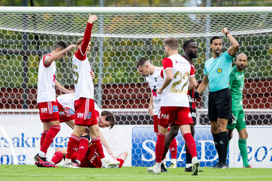 Skövde AIKs Oscar Lennerskog skadar sig i samband med 1-0
