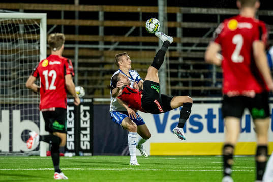 Brommapojkarnas Nikola Vasic gör 2-2