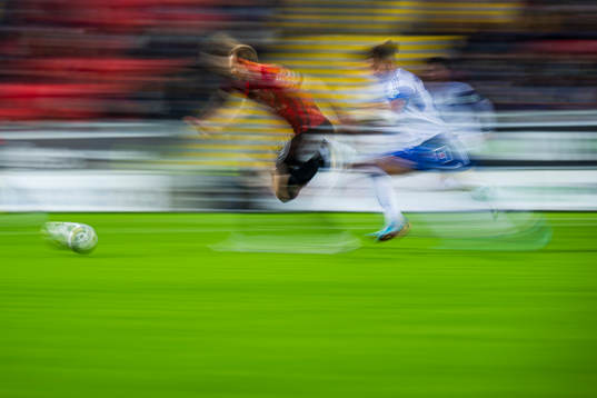 Brommapojkarnas Tim Waker och IFK Norrköpings Kevin Höög