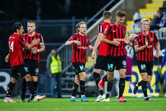 Brommapojkarnas Oscar Pettersson jublar med lagkamrater