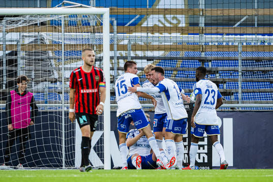 IFK Norrköpings Carl Björk jublar med lagkamrater