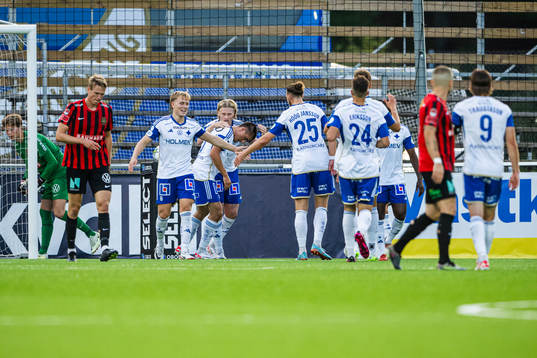 IFK Norrköpings Carl Björk jublar med lagkamrater