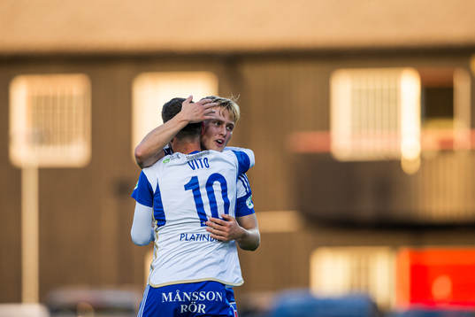 IFK Norrköpings Isak Andri Sigurgeirsson jublar med Vito