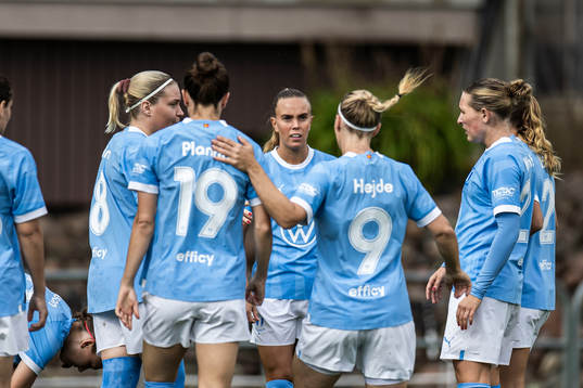 Malmö FFs Anna Plantin jublar med lagkamrater