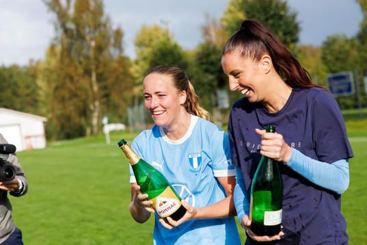 Malmö FFs Beatrice Närhi och Malin Gunnarsson jublar