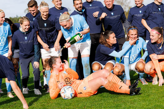 Malmö FFs målvakt Linnea Hagberg får Pommac över sig