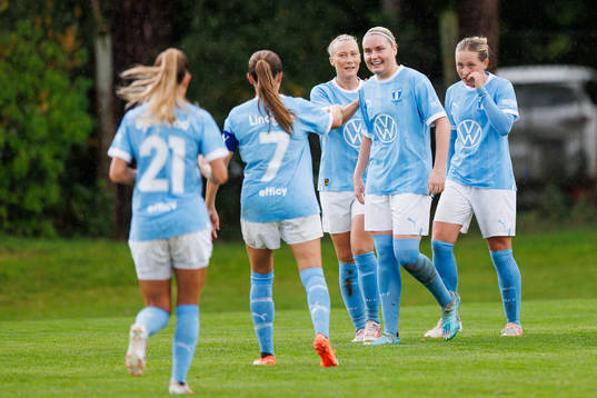 Malmö FFs Rebecka Holm jublar med lagkamrater