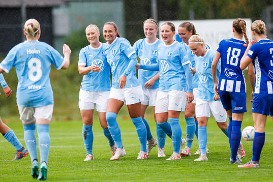 Malmö FFs Julia Welin jublar med lagkamrater