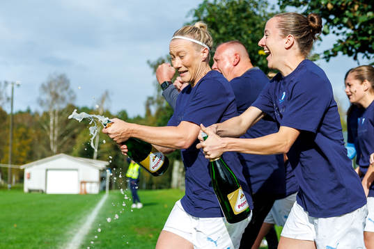 Malmö FFs Madeleine Hejde och Anna Plantin jublar vid