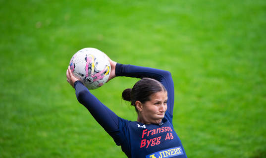 FC Hessleholms Annie Ribba kastar inkast i matchen i