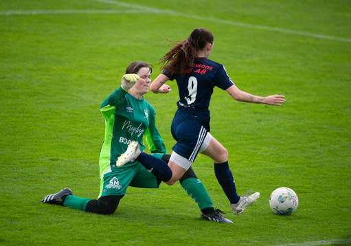 FC Hessleholms Vanessa Maras rundar Bjärnums målvakt och