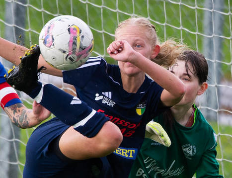 FC Hessleholms Alica Clarinsson gör mål med en konstspark