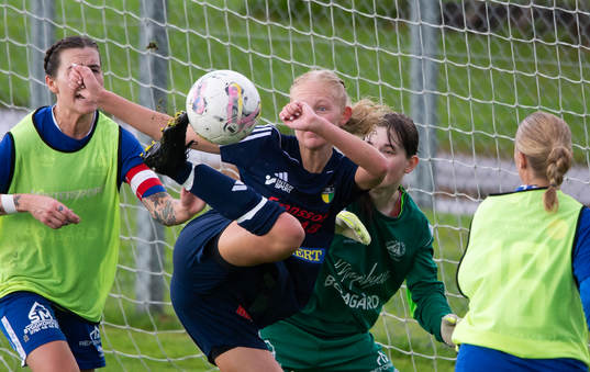 FC Hessleholms Alica Clarinsson gör mål med en konstspark