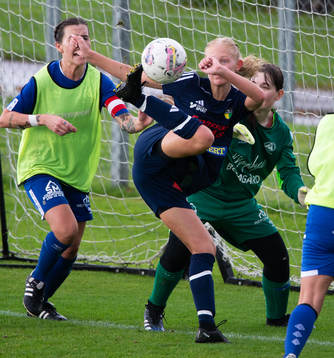 FC Hessleholms Alica Clarinsson gör mål med en konstspark